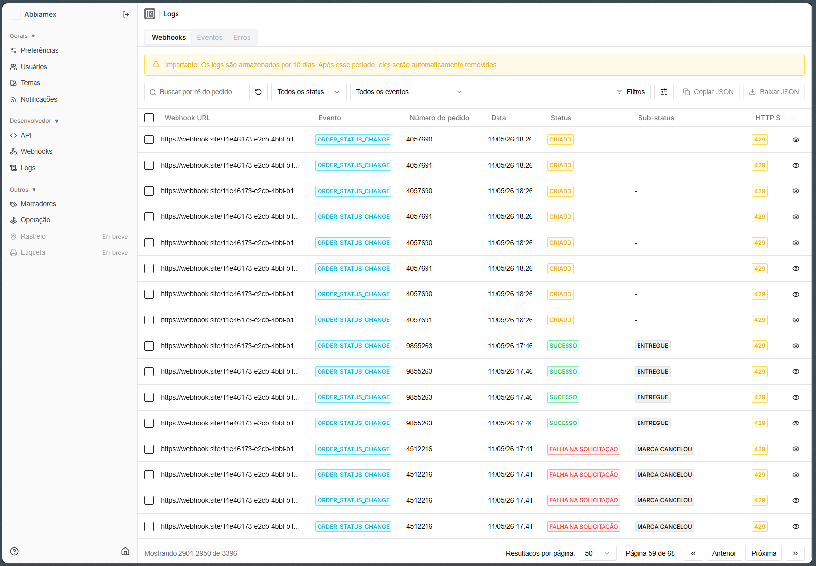 Listagem de logs de webhook com filtros e tabela de execuções