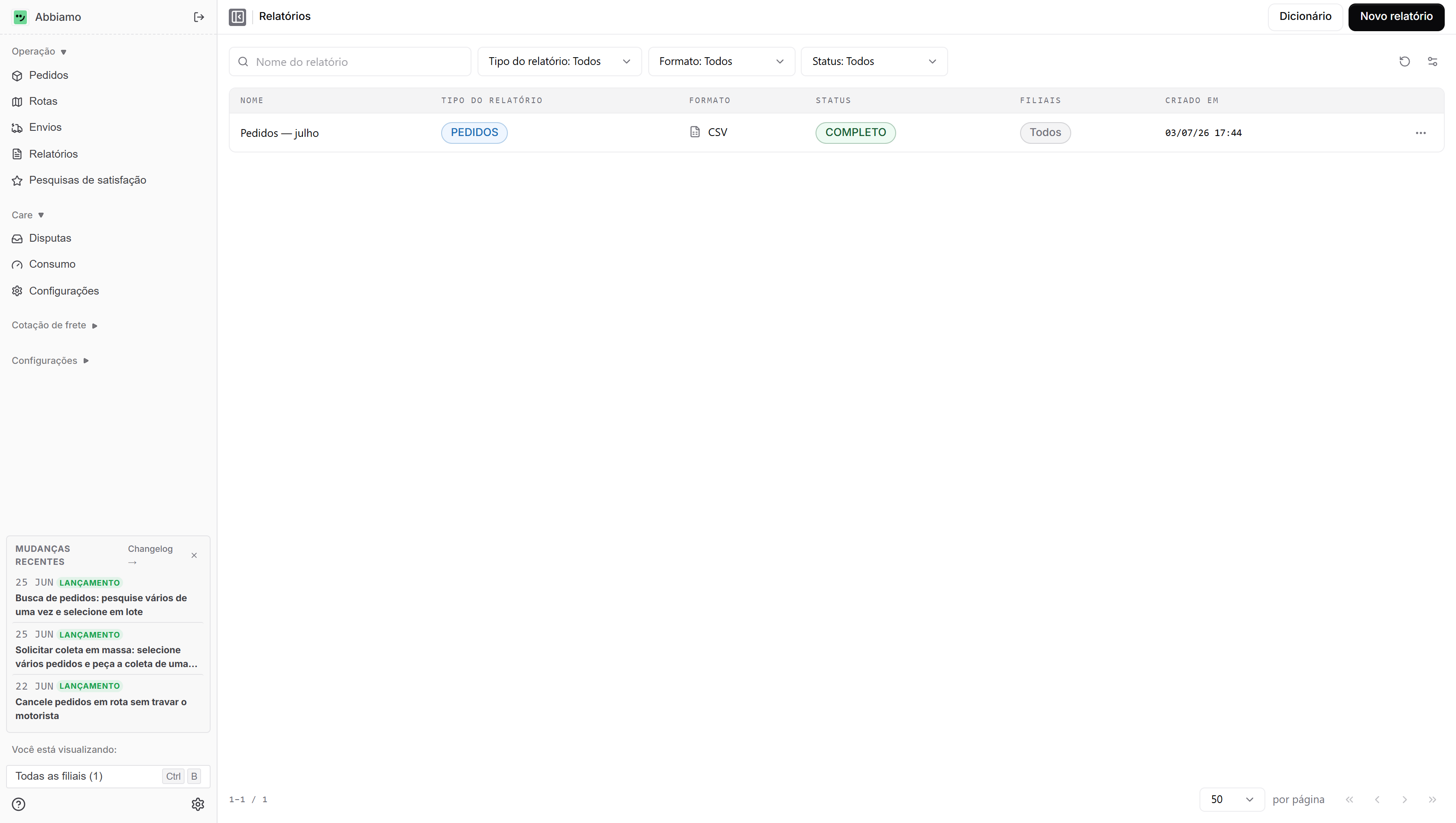 Nova tela de Relatórios: tabela limpa com cabeçalhos em fonte mono, badges coloridos por tipo e status, filtros compactos no topo